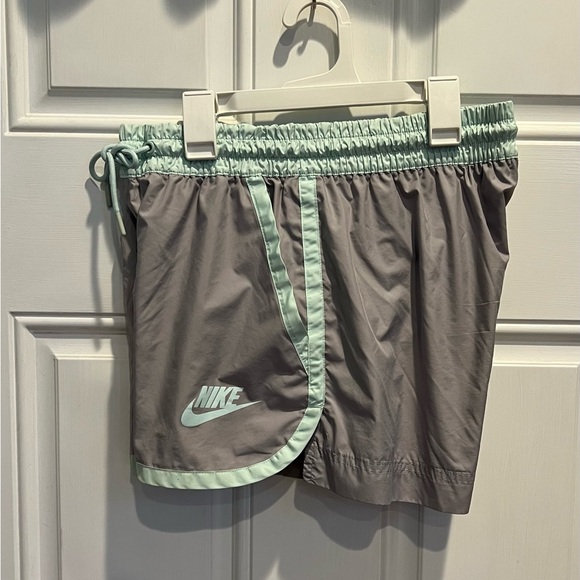 Nike women’s shorts size small - Picture 3 of 5